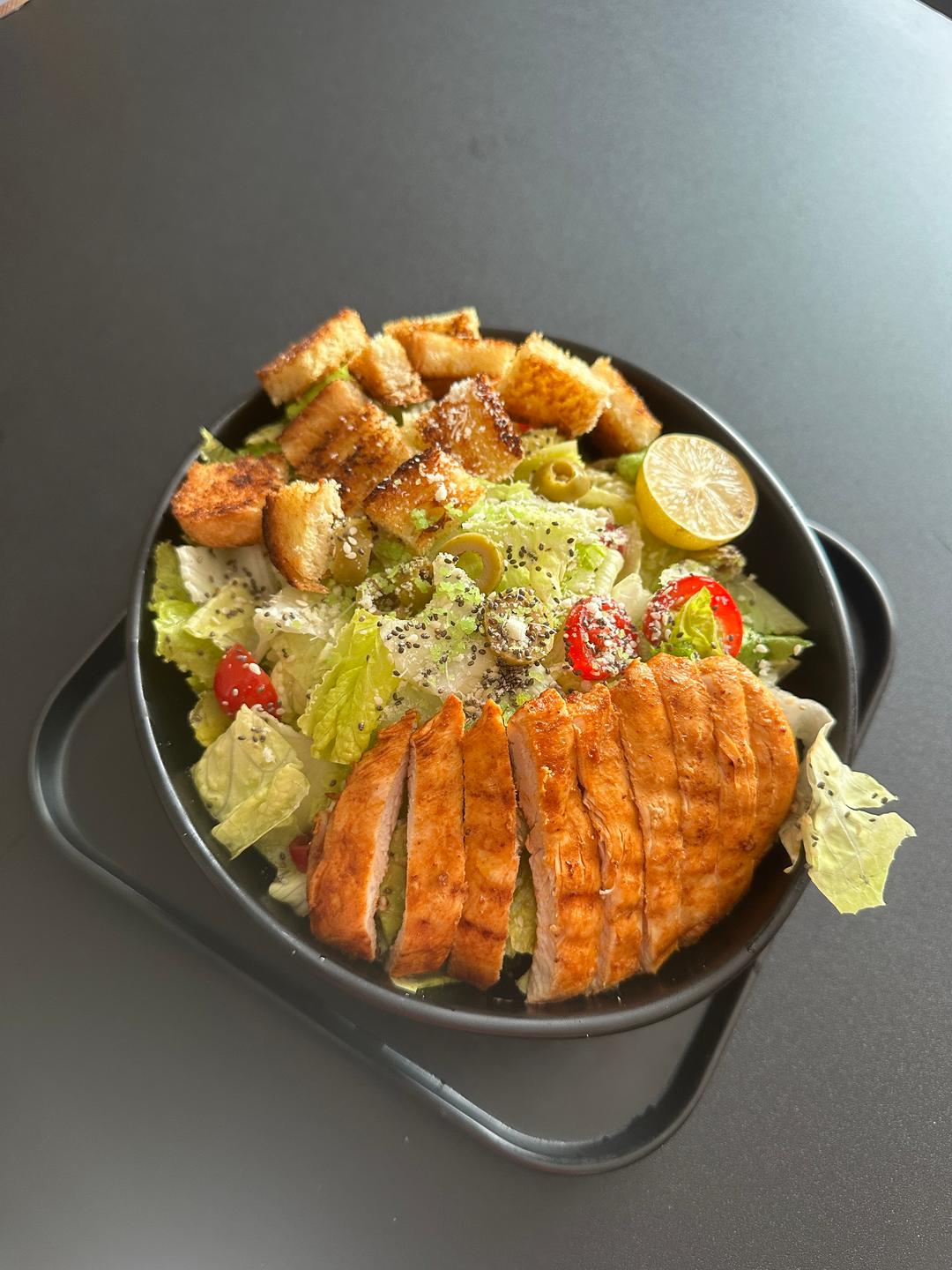 سالاد سزار با مرغ گریل